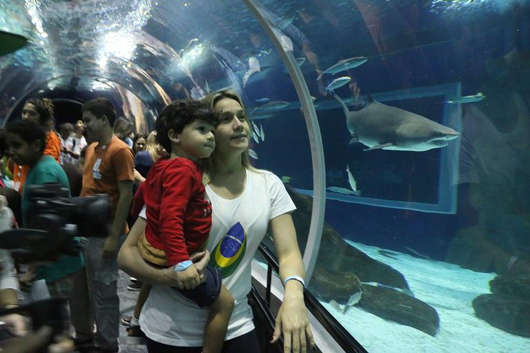 Fernanda Gentil e Enzo Celulari levam crianças ao aquário no Rio