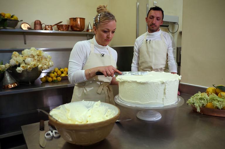 Confeiteira Claire Ptak mostra detalhes do bolo de casamento de Meghan Markle e príncipe Harry