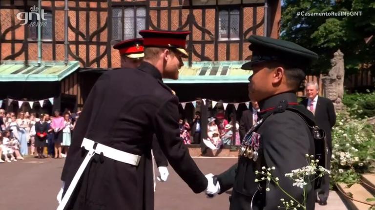Príncipe Harry chega ao casamento acompanhado de príncipe William