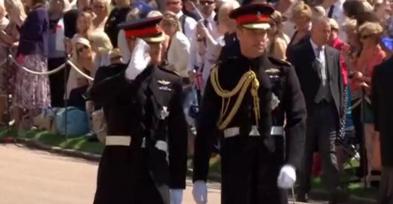 Príncipe Harry chega ao casamento acompanhado de príncipe William