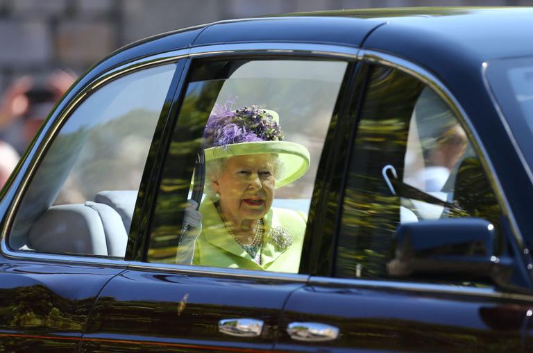 Rainha Elizabeth II chega à cerimônia com roupa estampada