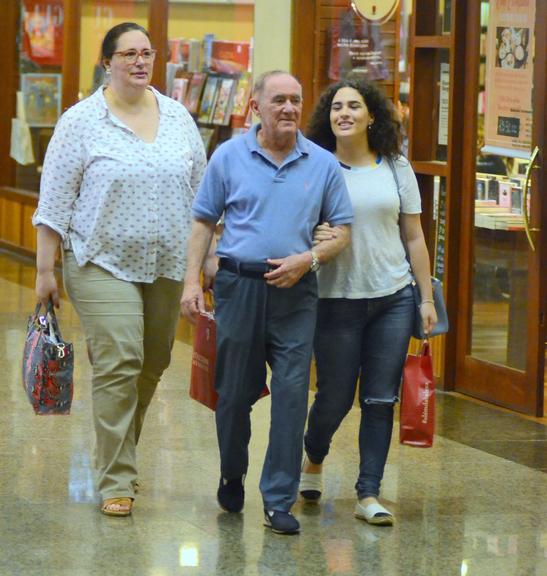 Renato Aragão, Lívian e Lilian em shopping no Rio de Janeiro