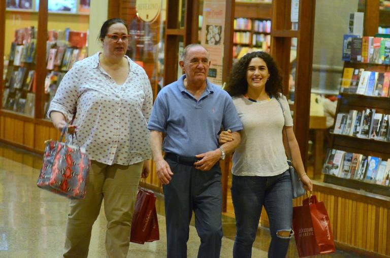 Renato Aragão, Lívian e Lilian em shopping no Rio de Janeiro