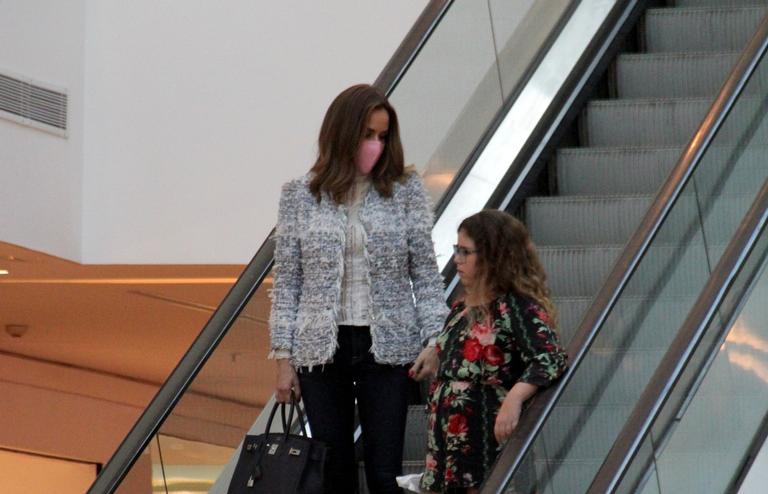 Ana Furtado usa máscara em passeio com a filha