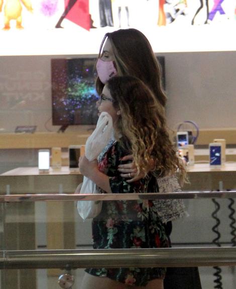 Ana Furtado usa máscara em passeio com a filha