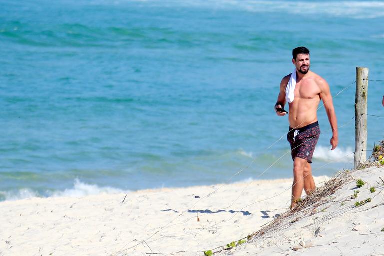 Cauã Reymond exibe corpão em praia do Rio de Janeiro