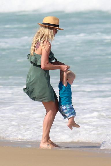 Karina Bacchi brinca com Enrico em dia de praia