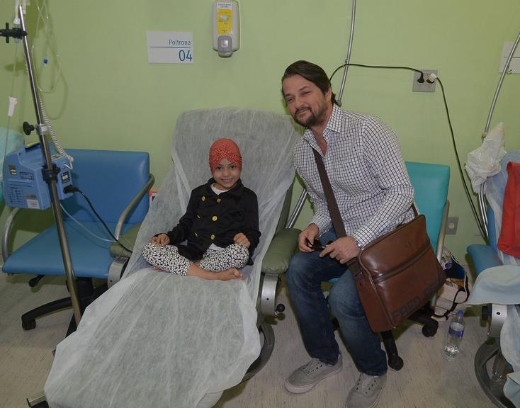 Marcelo Serrado visita hospital infantil em São Paulo