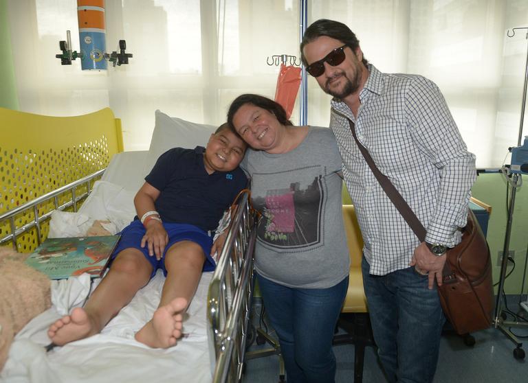 Marcelo Serrado visita hospital infantil em São Paulo