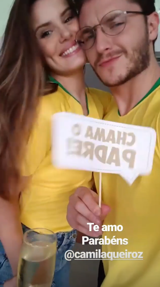 Camila Queiroz ganha festa surpresa com tema da Copa