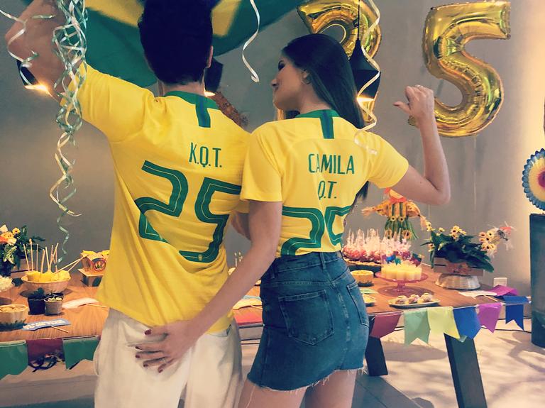 Camila Queiroz ganha festa surpresa com tema da Copa