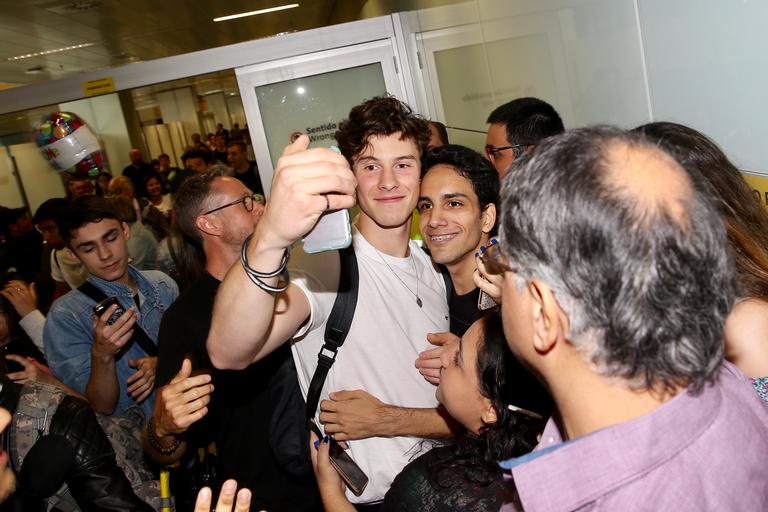 Shawn Mendes causa tumulto em chegada no Brasil