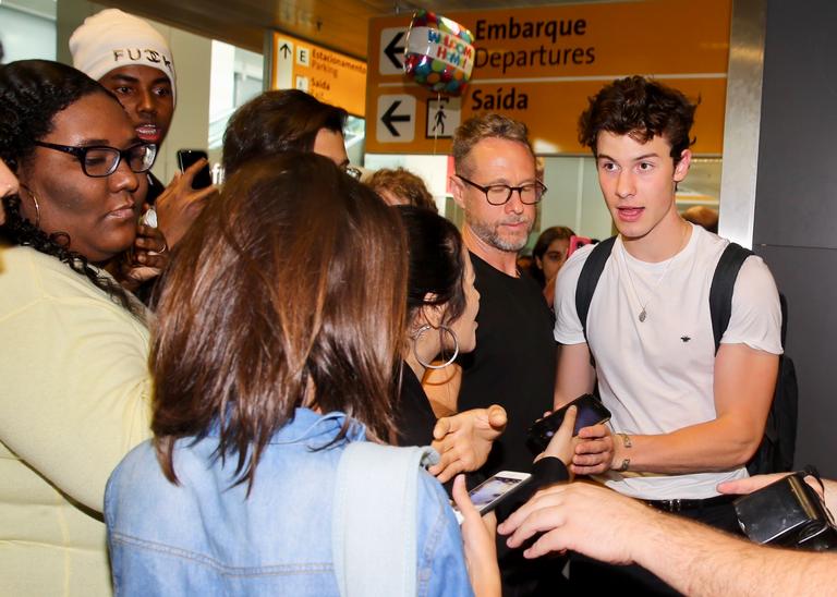 Shawn Mendes causa tumulto em chegada no Brasil