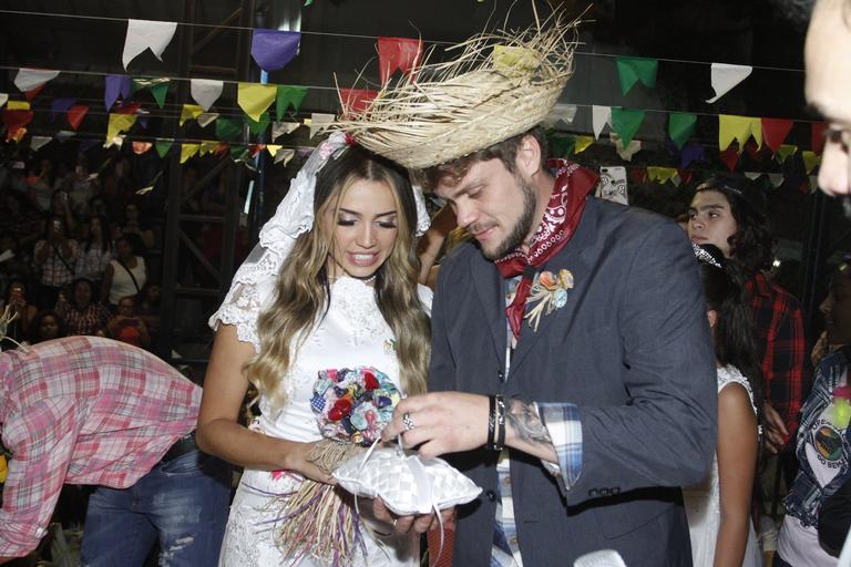 Breno e Paula se casam em festa junina no Rio de Janeiro