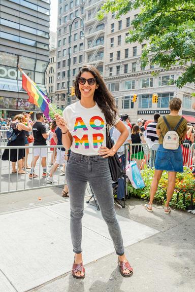 Bela Gil encanta na Parada LGBT 2018 na Big Apple
