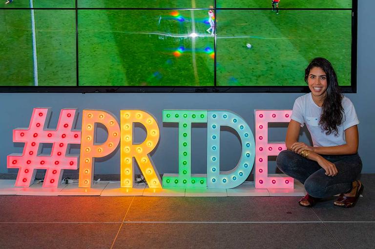 Bela Gil posa em frente à placa do orgulho LGBT na sede do Twitter em NY