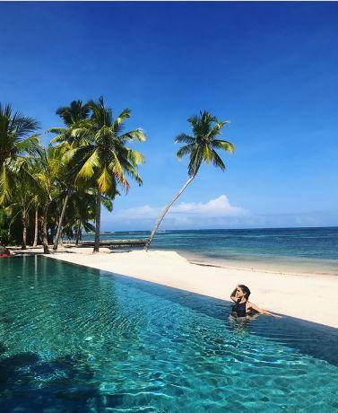 Atriz Sabrina Petraglia no Four Seasons nas paradísiacas ilhas Seychelles