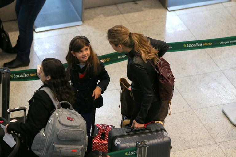 Grazi Massafera embarca com a filha em aeroporto do Rio