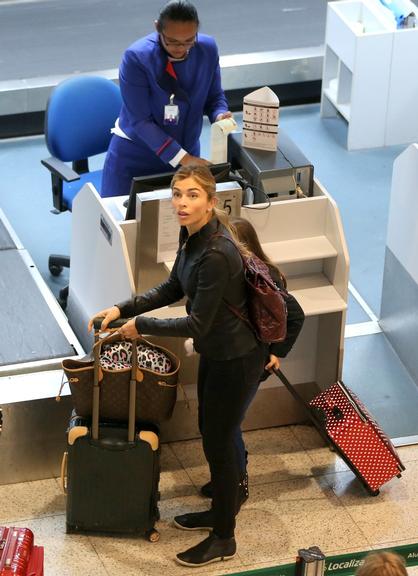 Grazi Massafera embarca com a filha em aeroporto do Rio