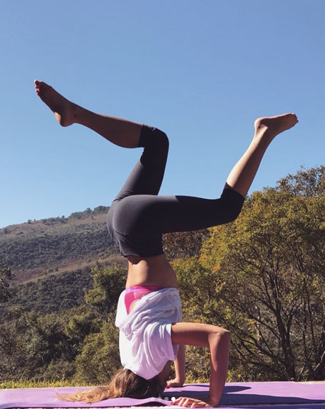 Sasha Meneghel pratica yoga