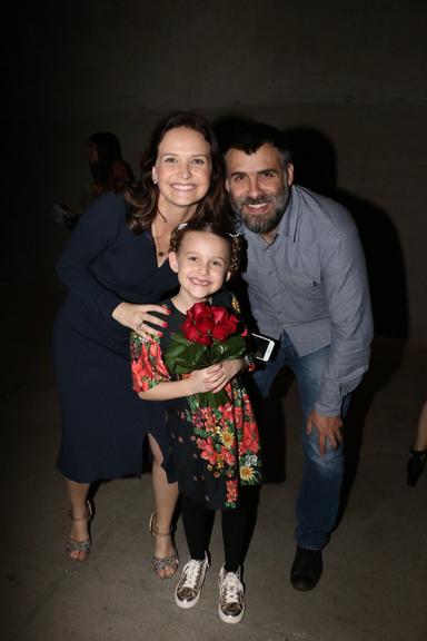 Fernanda Rodrigues e Raoni Carneiro prestigiam estreia da filha em musical