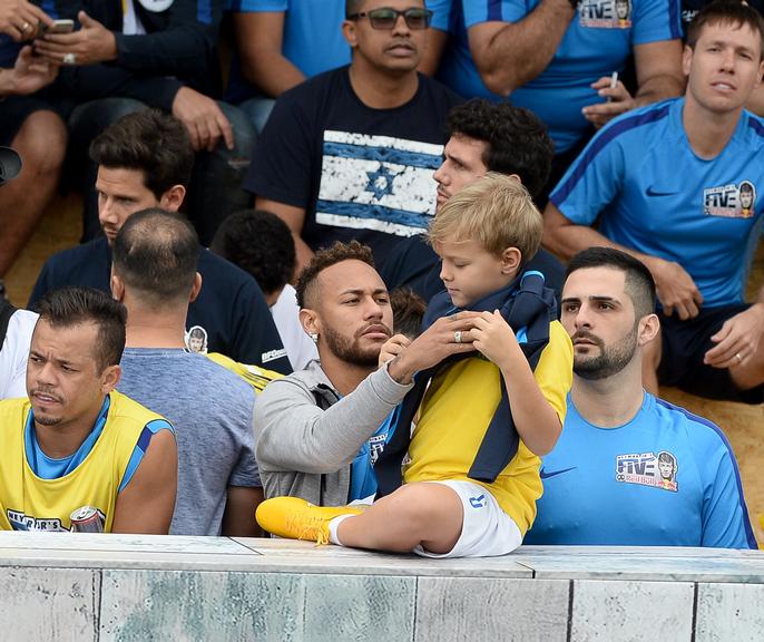 Neymar Jr. assiste jogo com o filho Davi Lucca