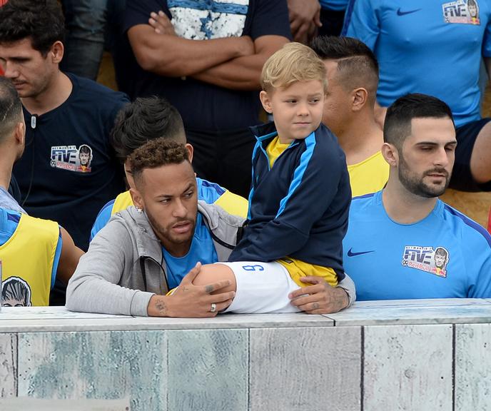 Neymar Jr. assiste jogo com o filho Davi Lucca
