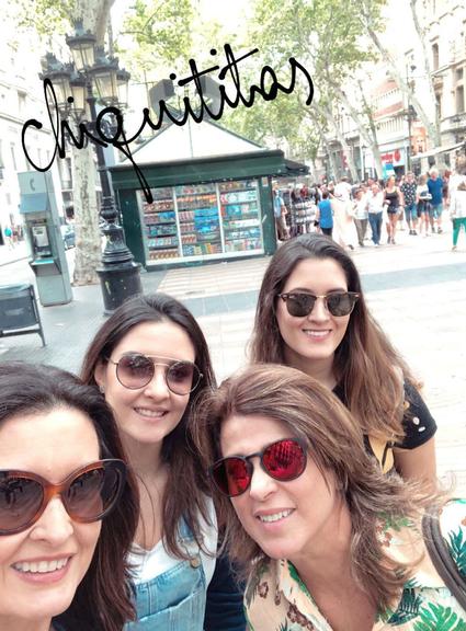 Fátima Bernardes curte férias com as filhas em Barcelona