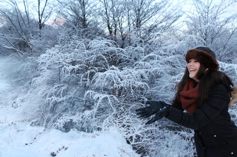 A atriz gostou muito de Ushuaia e ainda brincou com a neve