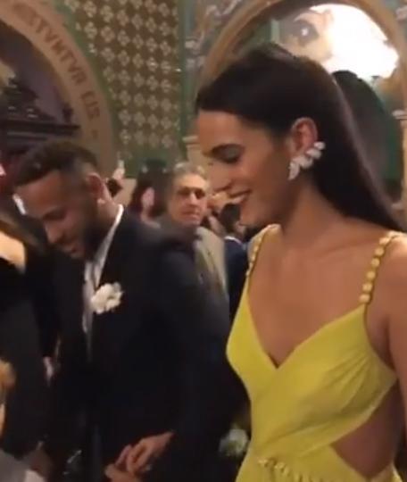 Bruna Marquezine e Neymar Jr. roubam a cena em casamento