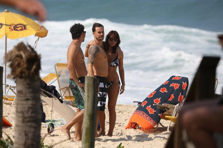 Paulinho Vilhena curte dia de praia ao lado da namorada