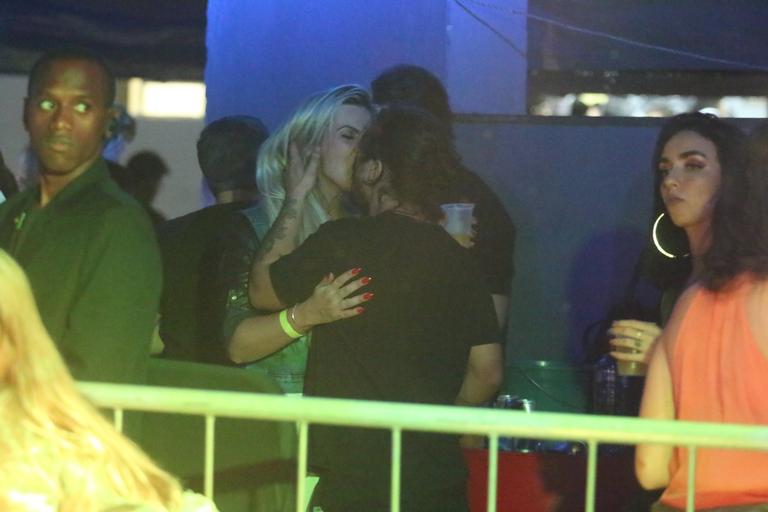 Douglas Sampaio é flagrado aos beijos com Veridiana Freitas