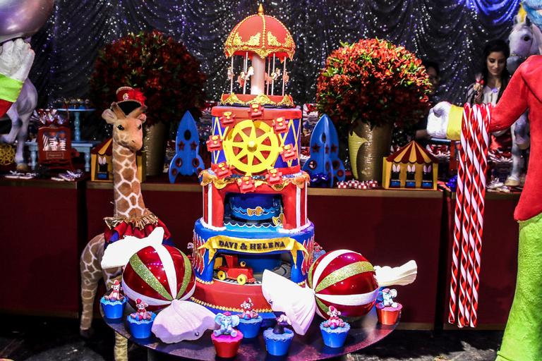 Sertanejo Hudson comemora o aniversário dos filhos no circo!