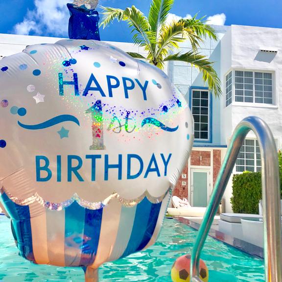 Karina Bacchi comemora aniversário do filho em Miami