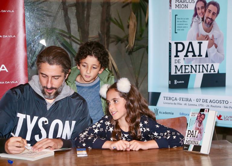 Marcos Mion reúne a família em lançamento de livro