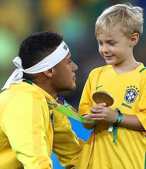 Neymar Santos homenageia a família e Instituto Neymar Jr.