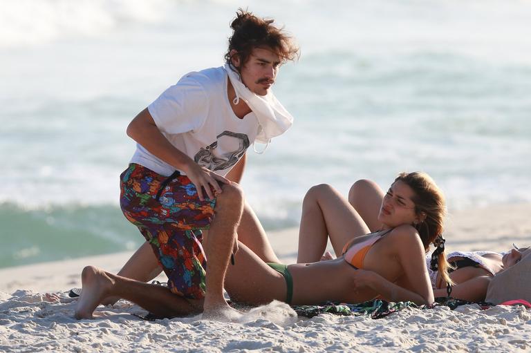 Sasha Meneghel e Bruno Montaleone trocam beijos na praia