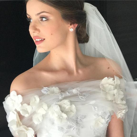 Camila Queiroz aparece deslumbrante no dia de seu casamento 