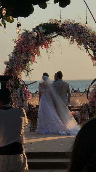 Camila Queiroz aparece deslumbrante no dia de seu casamento