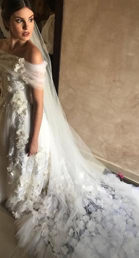 Vestido de princesa de tule illusion com 461 flores aplicadas e joia de 59  mil: detalhes do look da noiva Camila Queiroz - Quem