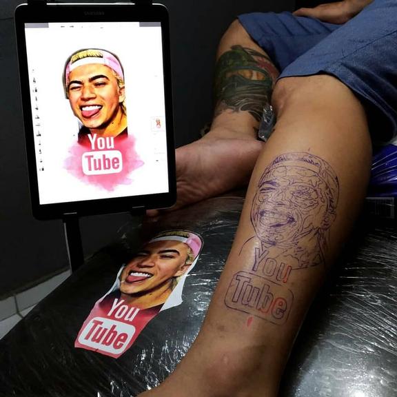 Fã faz tatuagem realista com rosto de Whindersson Nunes