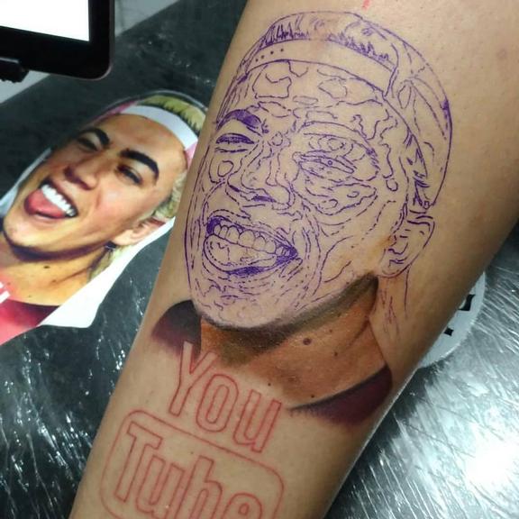 Fã faz tatuagem realista com rosto de Whindersson Nunes