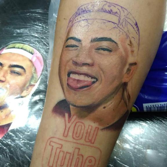 Paraense viraliza ao fazer tatuagem realista com o rosto de Helder