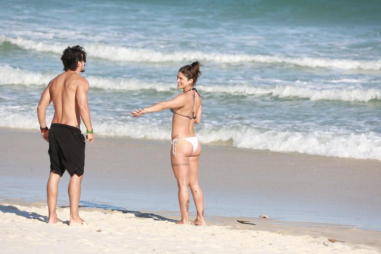 Priscila Fantin curte dia de praia com o namorado