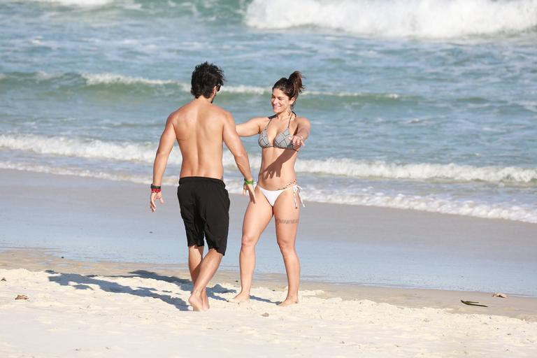 Priscila Fantin curte dia de praia com o namorado