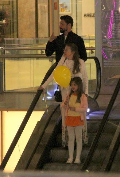 Sempre discreto, Cauã Reymond é flagrado brincando com a filha em shopping