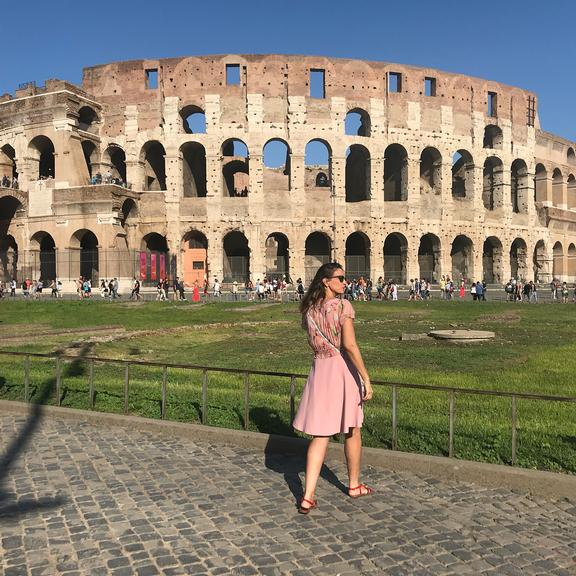 Esposa de Faustão leva bailarinas do 'Domingão' à Itália