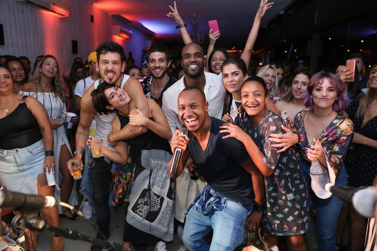 Rafael Zulu celebra os 36 anos com festa no Rio