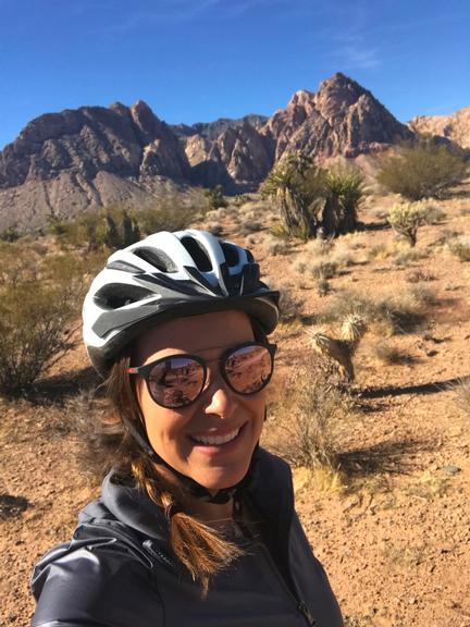 Juliana Rios mostra aventura de bike no deserto de Mojave