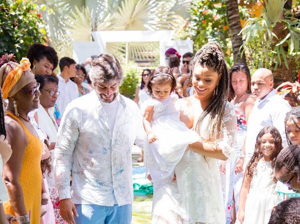 Juliana Alves comemora batismo de Yolanda